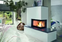 Schlanker Heizkamin mit Speicher – stark auf kleinem Raum Raumgewinn durch schlanke Bauweise: Kompakter Heizkamin mit Aufsatzspeicher