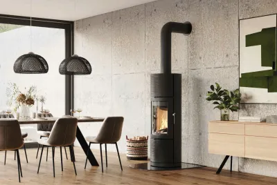 Schlanker Kaminofen mit nachrüstbarem Speicher und zukunftsorientierter Verbrennungstechnik Der Zeit voraus: Kaminofen aus hochwertigem Gusseisen lässt sich modular erweitern