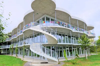 Schulhaus Wallrüti in Winterthur: für die rutschigen Laubengänge aus Beton wurde Abhilfe geschaffen Schulhaus in Winterthur: Der große Bär wird rutschfest