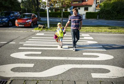 Auf dem Schulweg auf dem Schulweg zählt nur die Sicherheit. Foto: HUK-COBURG Schulweg: Sicherheit hat Vorfahrt