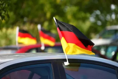 Wer seinen Arbeitsplatz mit Flaggen schmücken möchte, sollte vorher mit seinem Arbeitgeber sprechen. EM - wo dürfen Flaggen hängen? - Aktuelle Verbraucherfrage der ERGO Rechtsschutz Leistungs-GmbH