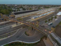 Fußgängerbrücke oder schwebender Park? Passerelle in Zwolle eingeweiht 