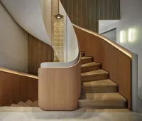 Skulpturale Treppe aus Holz und Licht - Made by EeStairs Ein skulpturales Band aus Holz und Licht - Wendeltreppe von EeStairs in einer Villa