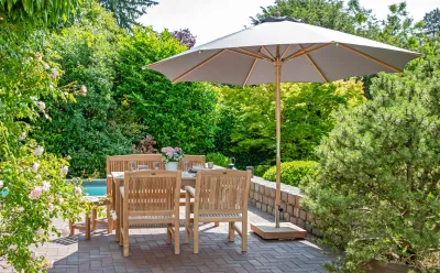 Sonnenschirm aus Massivholz (FSC-zertifiziert) und Premium Teakmöbel Brighton Gartenmöbel & Sonnenschirme für den professionellen Außenbereich