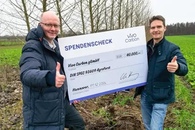 Spendenübergabe durch Dr. Christian Hennig, im Hintergrund ein Agroforst mit 4-jährigen Pappeln Agroforstwirtschaft als skalierbares Klimaschutzinstrument