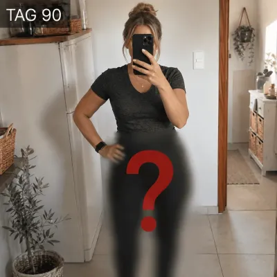 Spiegelselfie in einem Wohnraum, Handy-Optik, kein Studio. Eine Frau, etwa 30 bis 40, steht seitlich Kompressionsleggings im Alltagstest: Das sagen Frauen