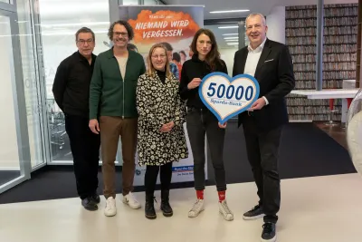 Stefan Schindler, Vorstandsvorsitzender der Sparda-Bank Nürnberg eG (rechts), mit Spendenempfängern Seit mehr als 30 Jahren ein voller Erfolg: SpardaWeihnachts-Benefizaktion 2024 geht zu Ende