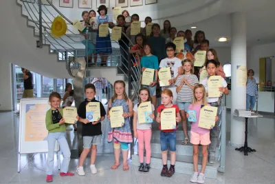 Stolz präsentieren die teilnehmenden Kinder ihre Urkunden. Unterhaltsame Geschichten und begeisternde Vorträge