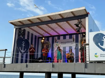 Strandkorbkonzert mit der schottischen Folkband "Breabach" zum Schleswig-Holstein Musik Festival am Weissenhäuser Strand