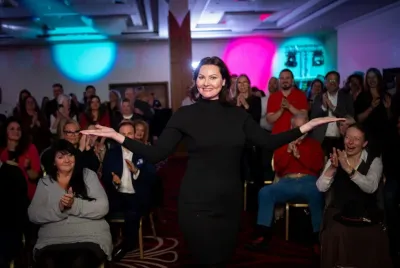 Tanz und Motivation: Rekordbühne beim Internationalen Speaker Slam Yulia van Laak beim Internationalen Speaker Slam