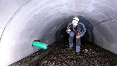 Eine Taschenlampe reicht völlig aus, um sich ein Bild vom Zustand der Versickerungsanlage zu machen. Sickertunnel CaviLine überzeugt nach 5 Jahren Betrieb