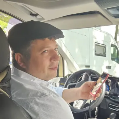 Taxiunternehmer Ibrahim Coban nutzt Vasco Translator V4 Kölner Taxifahrer versteht Fußball-Fans in 108 Sprachen