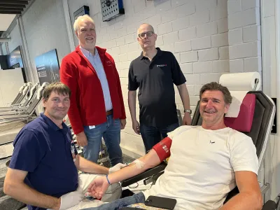 Das Team von DENIOS (hier Mitarbeiter André Zwiener) krempelte für das DRK die Ärmel hoch Erfolgreiche Blutspende-Aktion bei DENIOS
