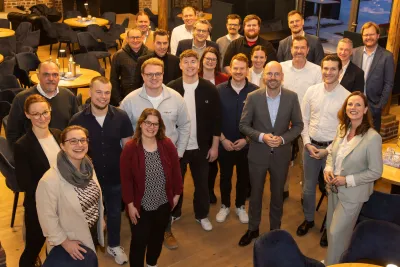 Die Teilnehmenden vom JuLePro mit ihren Führungskräften beim Abschluss eines besonderen Jahres. Zweiter JuLePro-Jahrgang bei DENIOS feierlich verabschiedet