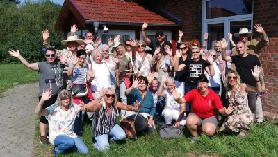 Teilnehmer*innen der Tierpatenreise 2024 vor der künftigen Katzenvilla im neuen Miniland Internationale Tierpatenreise führt auf die Ballermann Ranch