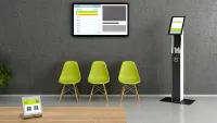 Ticket-Terminal, Wartezimmer-Display und Steuerungssystem bilden die Grundkomponenten eines Patientenmanagementsystems. Digitales Patientenmanagement von digitalSIGNAGE.de optimiert die medizinische Betreuung