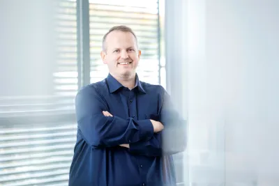 Tim Wenzelmann - Leiter der technischen Entwicklung und Qualität bei Schuster GmbH Sonderschrauben Zukunftssichere Verbindungstechnik beginnt im DIN-Ausschuss