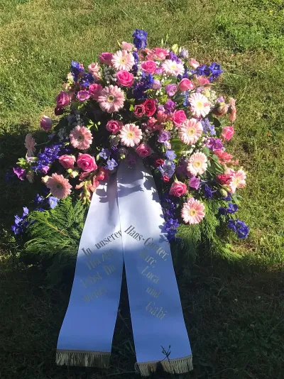 Trauerfloristik Frankfurt: Blumen, die Erinnerungen bewahren
