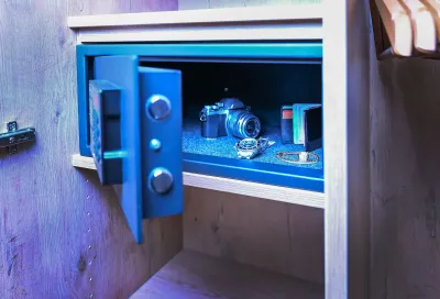 Traurig aber wahr: Jedes Jahr plündern Diebe Hotelzimmer. Foto: HUK-COBURG Albtraum statt Traumurlaub: Einbruch im Hotelzimmer
