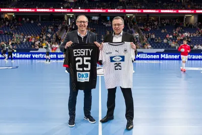 Trikotübergabe für eine erfolgreiche Partnerschaft: Mark Schober (DHB) und Volker Zöller (Essity) TENA ist offizieller Partner des Deutschen Handballbundes