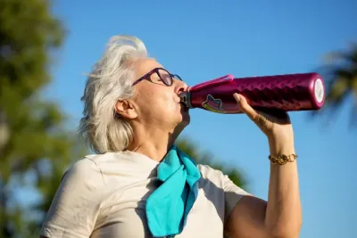Ein Trinkplan kann Senioren im Sommer dabei helfen, genügend Flüssigkeit zu sich zu nehmen. Tipps für Senioren bei Sommerhitze - Verbraucherinformation der DKV