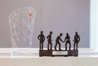 Die Trophäen der Supply Chain Awards. Rutronik als Finalist beim Supply Chain Award 2025