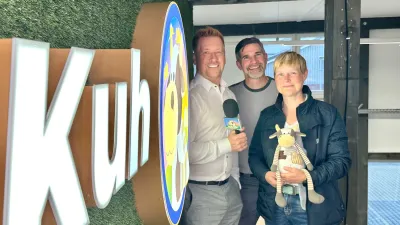 Trude Kuh Logo: MS Werbe- & Objektdesign Martina Steenken & Mario Seco Müller für Kay Zimmer (v.r.) Highlight im Set: Das "Trude Kuh" Logo strahlt im Obergeschoss