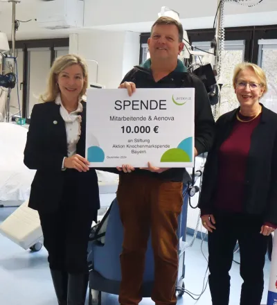 Übergabe des Spendenschecks von Aenova an die Stiftung Aktion Knochenmarkspende Bayern. 10.000 Euro für die Stiftung Aktion Knochenmarkspende Bayern