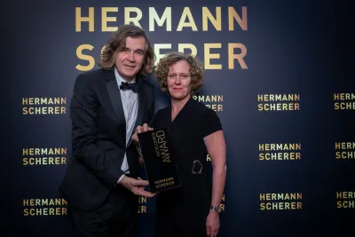 Ulrike Martin mit "Excellence Award 2025" ausgezeichnet (Bild: Justin Bockey) (© ) Nächste Station New York: Ulrike Martin überzeugt bei internationalem Speaker Slam