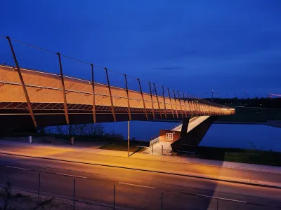 Ein Licht-im-Handlauf-System beleuchtet umweltfreundlich den Panoramasteg der BUGA 2023 in  Mannheim