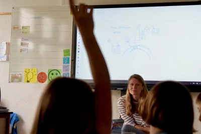 Umweltpädagogin Greta-Maria Nordmann erklärt den Treibhauseffekt eprimo unterstützt Energiewende-Bildungsprojekte in Grundschulen