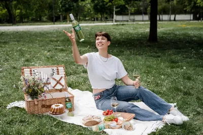 Unbeschwerter Genuss: So leicht kann Wein sein – in PET sicher
überall dabei. PET-Weinflasche - Endverbraucher: