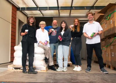Das United by Tea-Team mit den markanten Teedosen United by Tea eröffnet nachhaltigen Online-Shop