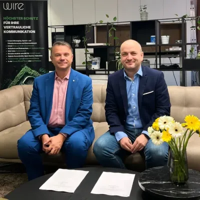 Unterzeichnung der Partnerschaft - v.l. Marcus Heinrich (CEO agilimo), Benjamin Schilz (CEO Wire) Wire und agilimo gehen strategische Partnerschaft ein