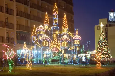 Virginia Beach in der Vorweihnachtszeit: Joggende Santas und leuchtende Kunstwerke