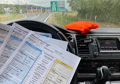 Auch im Urlaub können Unfälle passieren. Es ist gut, vorbereitet zu sein. Urlaubsfahrt mit Hindernissen: Was ist beim Unfall zu tun?