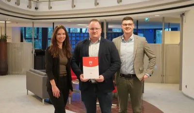 V. l. n. r.: Sarah Tietjen (pds), Sascha Schluckebier (OBETA), Jonah Kröger (pds) pds Software wird exklusiver Platinpartner von OBETA - Starke Partnerschaft für digitale Innovation im Elektrohandwerk