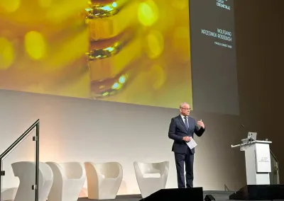 Veranstalter Wolfgang Wrzesniok-Roßbach begrüßte hochrangige Experten auf dem ZukunftsForum. Erfolgreiche Premiere des ZukunftsForums Edelmetalle 2025! Gold als sicherer Hafen mit Preisziel von Gold 4800 US-Dollar