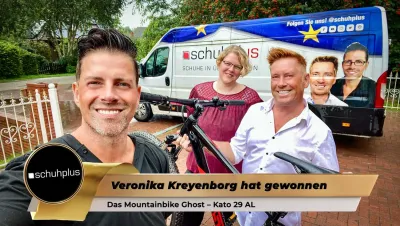 Veronika Kreyenborg (M.) bekommt schuhplus-Gewinn von Georg Mahn (l.) und Kay Zimmer (r.) überreicht 20 Jahre schuhplus: Veronika Kreyenborg aus Barßel gewinnt Mountainbike