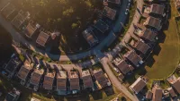 Strompreise schwanken: Was Photovoltaik auf dem eigenen Dach damit zu tun hat