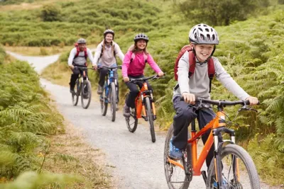 Viele Eltern radeln im Sommer gerne mit ihren Kindern. Rechtliche Regelungen für Kinder auf dem Fahrrad - Verbraucherinformation der ERGO Rechtsschutz Leistungs-GmbH