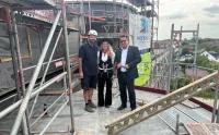 (v.l.) Raphael Rhode, Polier, Jessica Schulte, Zimmerermeisterin (beide Hofschröer) und Olaf Weddermann, Prokurist der Reederei. Richtfest für die Inselsicht
