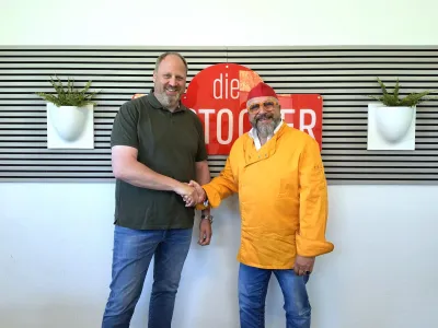 v.L. Tobias Blömer und Andreas Kämpf "Curry-Paule" wächst weiter: Berliner Kultmarke holt dritten starken Lizenzpartner an Bord