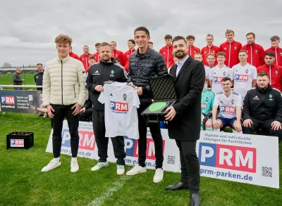 v.l.n.r. Christian Kneuer (PRM),Daniel Rille, Deniz Aytekin, Marko Guljelmovic (PRM-Geschäftsführer) Fairness auf allen Plätzen! Erlanger Parkraumbewirtschafter PRM unterstützt lokalen Amateurfußball mit KI-Technologie