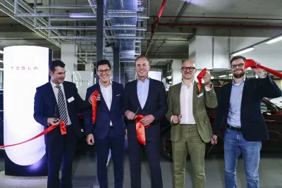 (vlnr) O. Hanna, ALEXA, M. Kendel, Tesla, P. Op de Beeck, APCOA, N.Christ, APCOA, M. SoÌlle, eMO, ALEXA Parkhaus mit größtem Schnellladehub in Berlin City