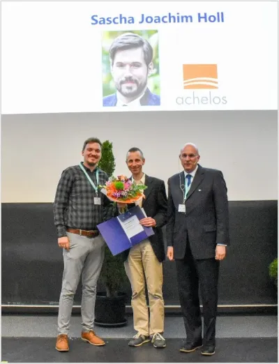 v.l.n.r.: Philip Asmuth, Prof. Dr. Thomas Richthammer, Prof. Dr. Jürgen Klüners achelos zeichnet beste Mathematik-Masterarbeit mit Preisgeld aus