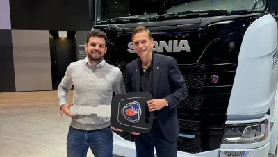 (v.l.n.r.) Matteo Oberto, CEO JUNA und Christian Levin, Präsident und CEO Scania Rekordauftrag von 30 Scania Elektro-Lkw: JUNA beschleunigt Revolution des elektrischen Straßengüterverkehrs