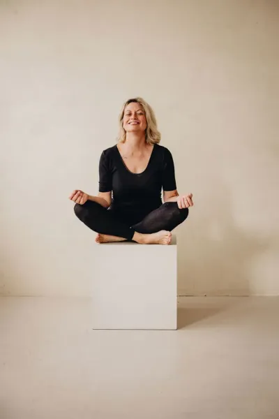 Wäsche aus Naturfasern gibt ein Gefühl purer Geborgenheit. Foto: Medima Selfcare-Meditation