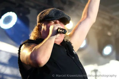 We Salute You“ (World's Biggest Tribute to AC/DC) „We Salute You“ zündet Hardrock-Feuerwerk in Zeulenroda