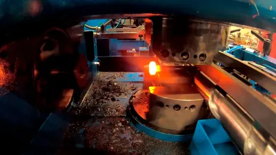 Wegen der hohen erforderlichen Umformkräfte werden die Köpfe größerer Schrauben induktiv erwärmt. Neue Möglichkeiten für die effiziente Produktion